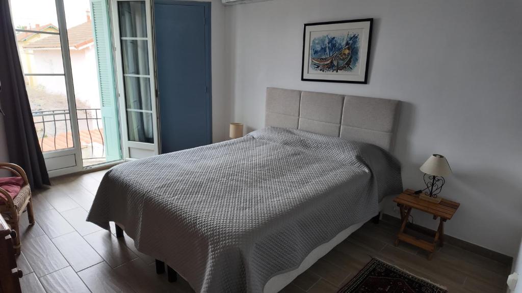 En eller flere senge i et værelse på Le Gabian, duplex proche plage et centre