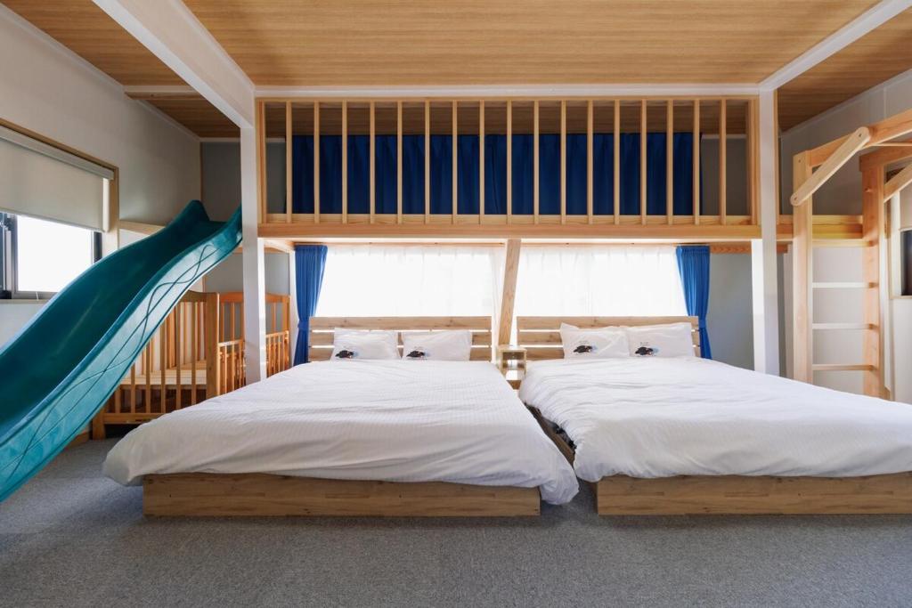 Ένα ή περισσότερα κρεβάτια σε δωμάτιο στο Kumamoto Kids Base 4min to Nishi-Kumamoto Station