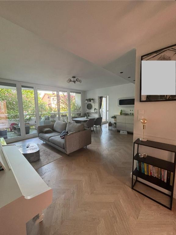 a living room with a couch and a flat screen tv at Appartement calme à Anglet in Anglet