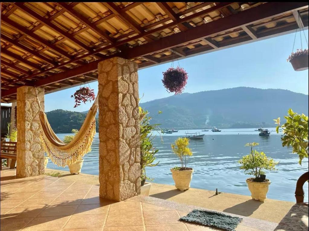 d'une terrasse avec vue sur l'eau. dans l'établissement Casaaconchego, à Parati