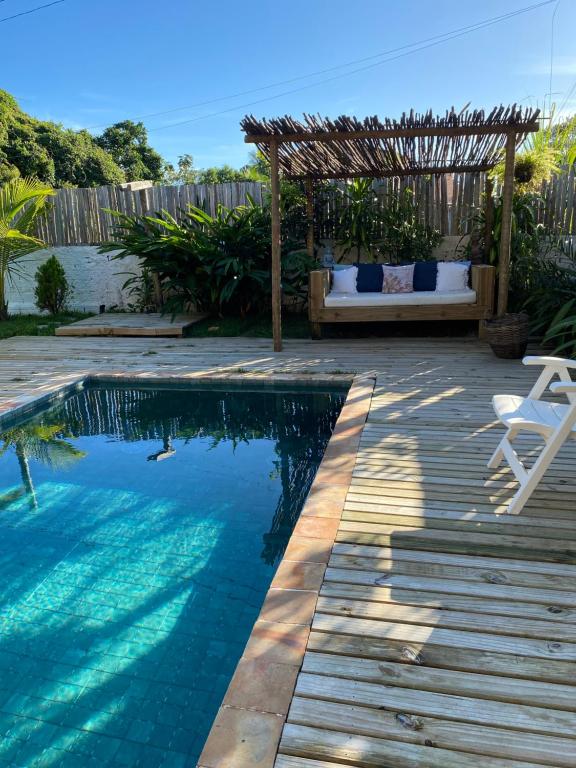 Un patio trasero con piscina, cama y pérgola. en Redondo Trancoso, en Trancoso