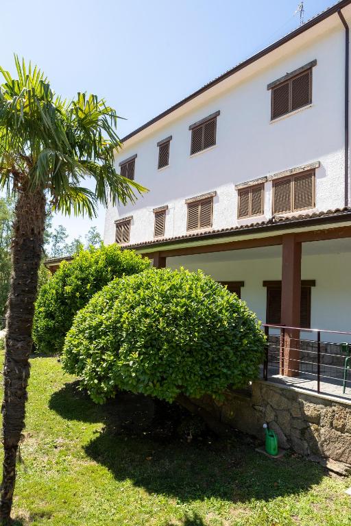 a large bush in front of a building at Hotel Rural Venero Claro by Kerbest in Navaluenga