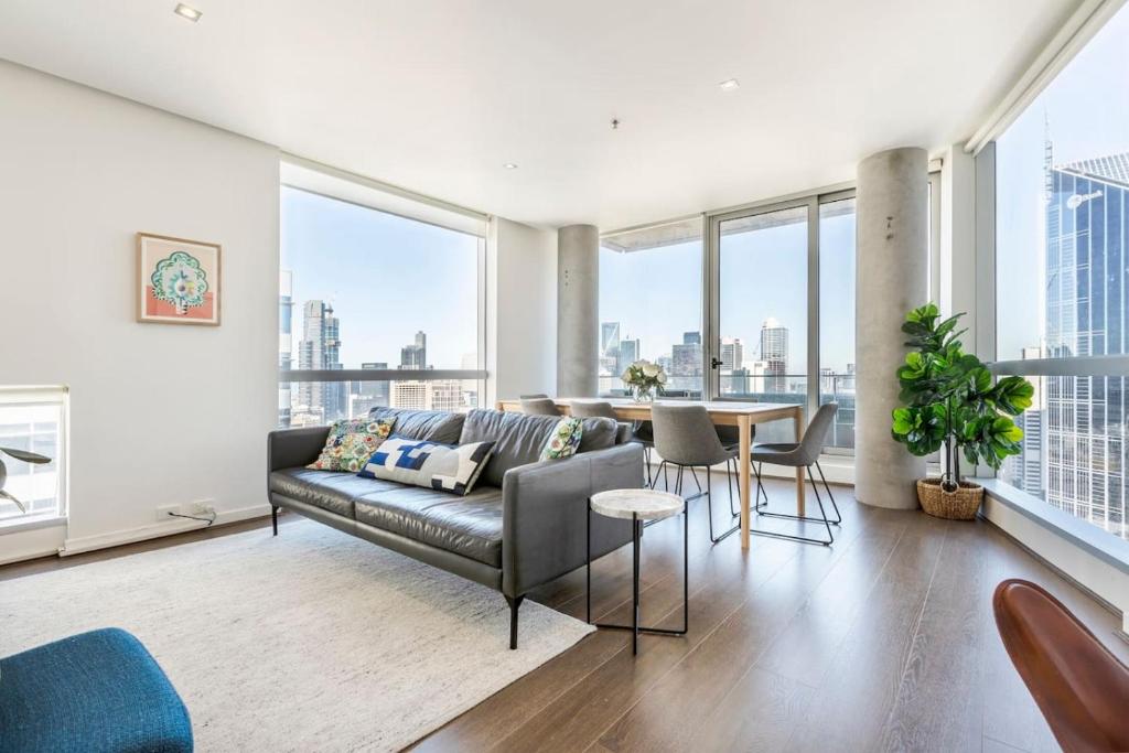 O zonă de relaxare la LARGE 3 BEDROOM QV APARTMENT IN BEST CBD LOCATION