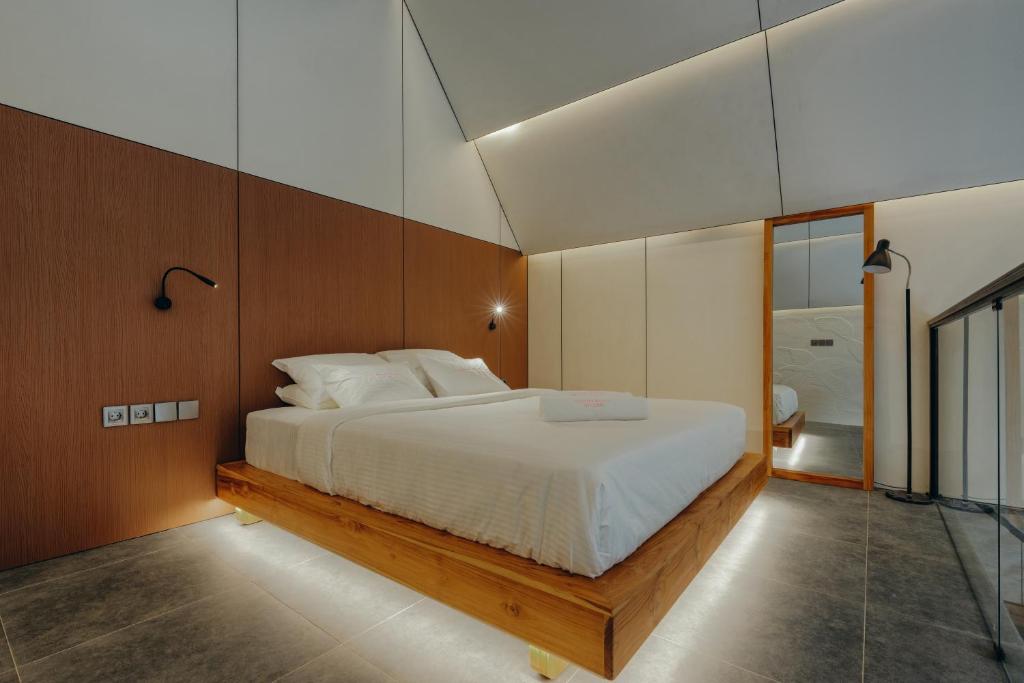 een slaapkamer met een bed en een grote spiegel bij Moon Rock Villas by Ribas in Darmasaba