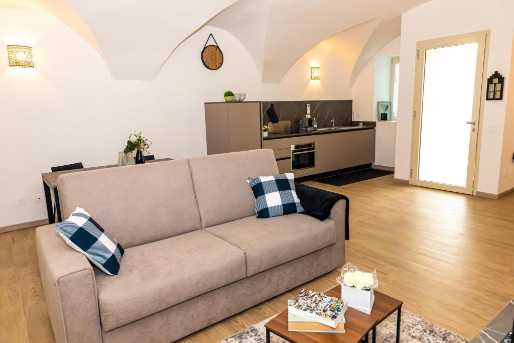 a living room with a couch and a kitchen at Casa Vacanza Nichy in Adro