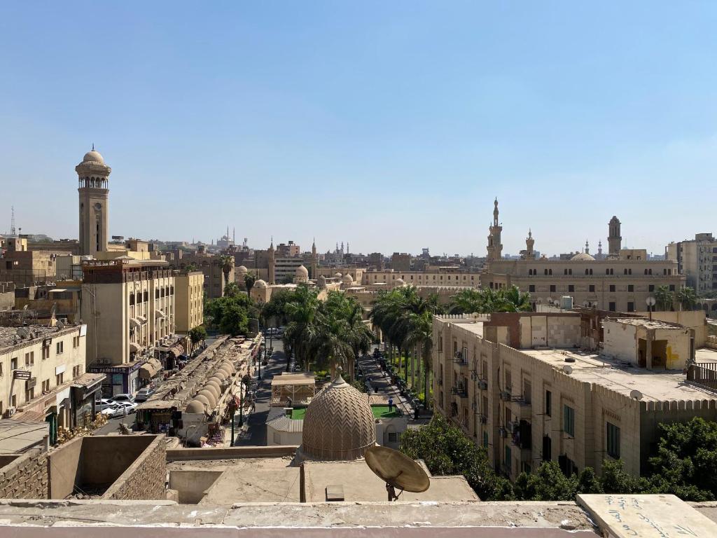 Blick auf eine Stadt vom Dach eines Gebäudes in der Unterkunft ALRashedy Hotel Powered by Boutique in Kairo