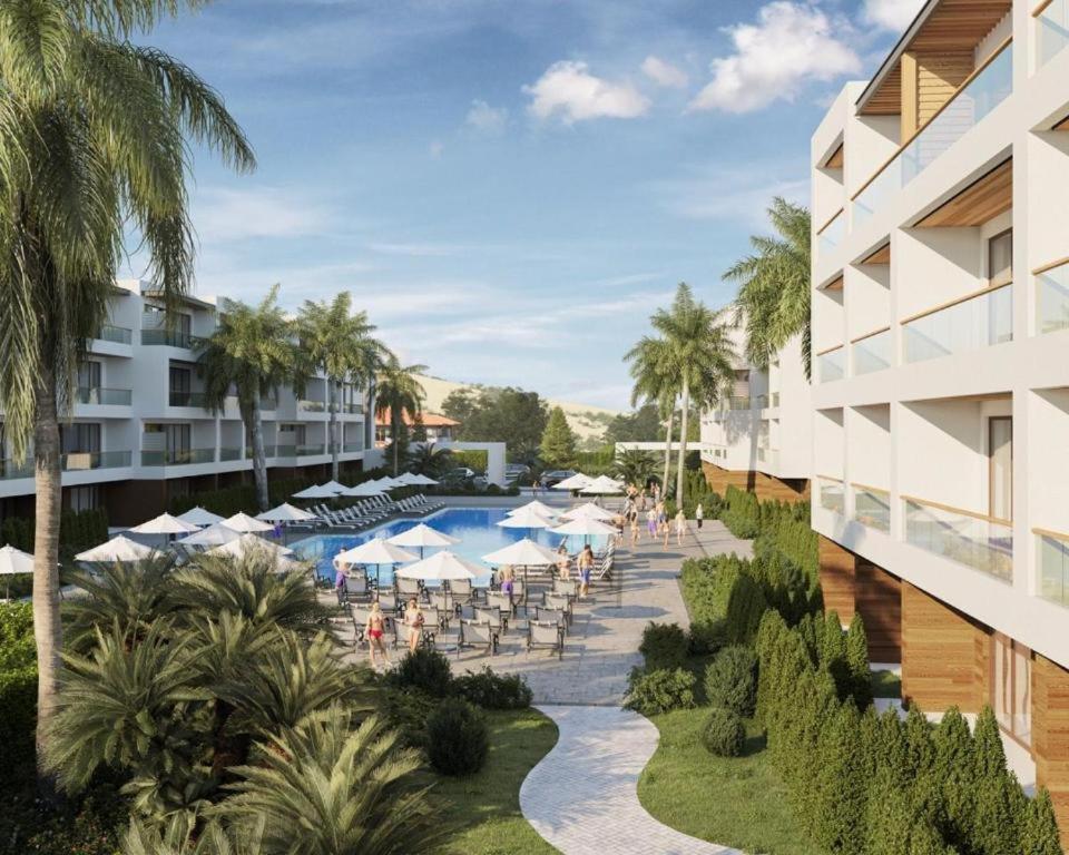 eine Luftaufnahme eines Resorts mit Swimmingpool in der Unterkunft Sea Breeze Apart By La Casa in Nardaran