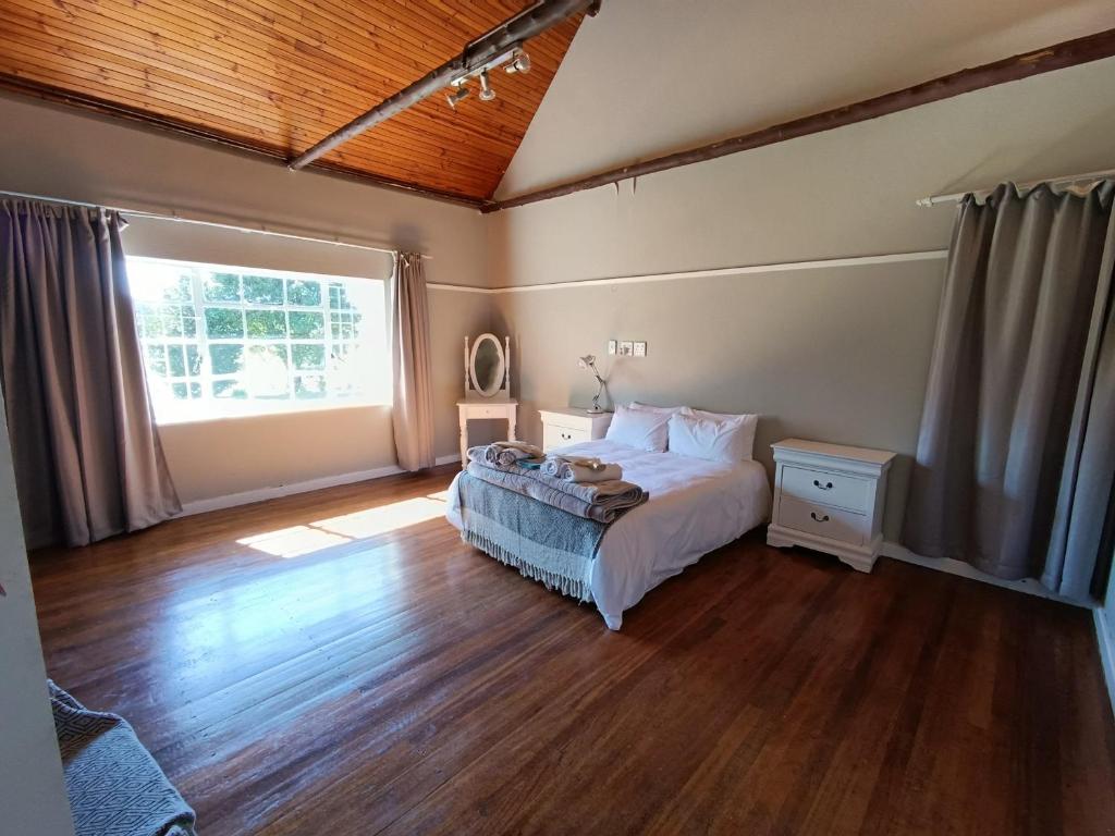 Postel nebo postele na pokoji v ubytování The Manna House Cottage