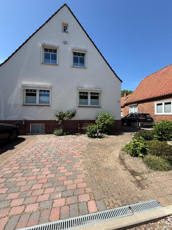 Casa blanca con entrada de ladrillo en Haus Inseltraum, en Fehmarn