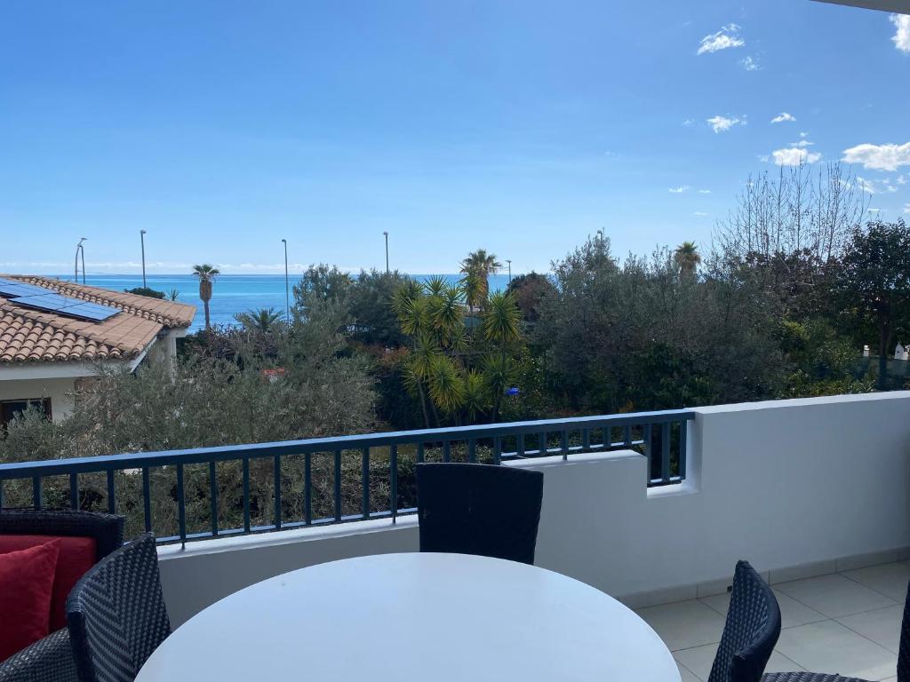 a balcony with a table and chairs and the ocean at Residenza al mare a Calalunga di Montauro in Montauro