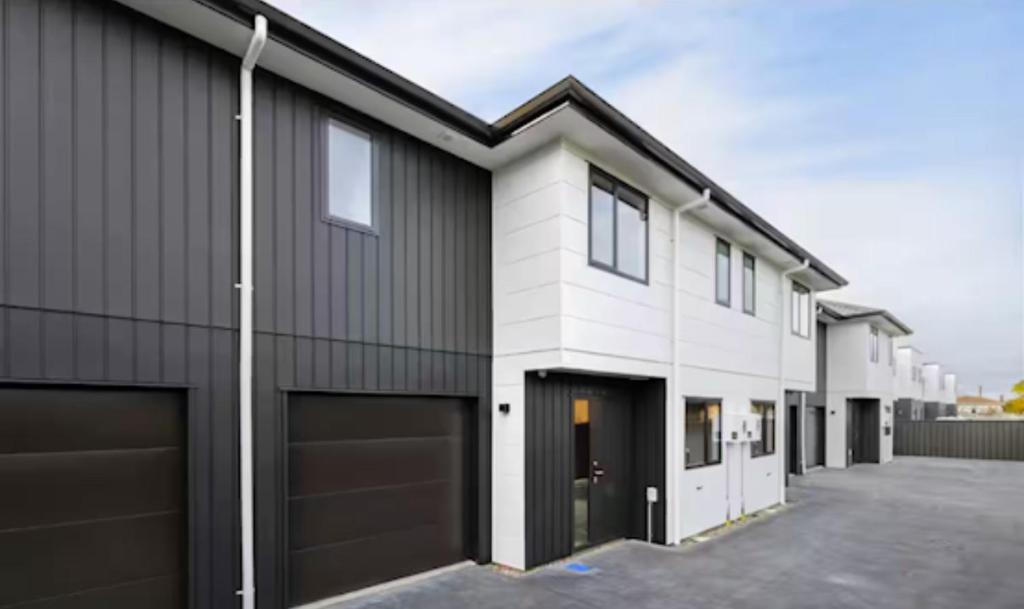 Two Bedrooms With Two Bathrooms - Resim 6