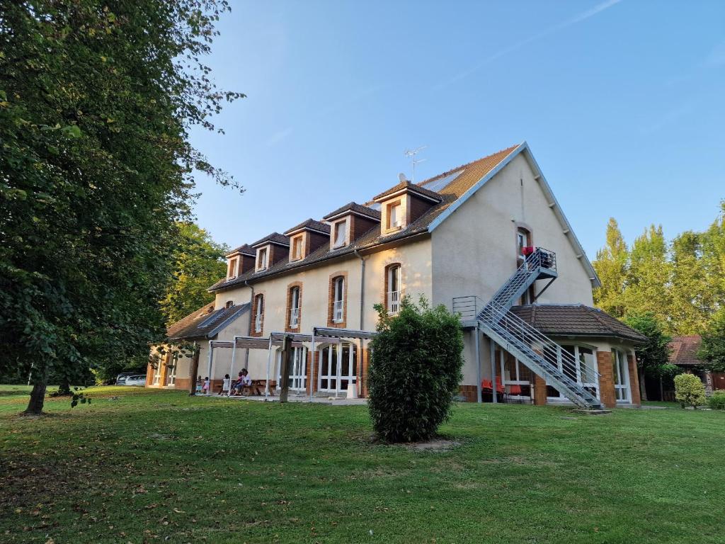 ein Haus mit einer Treppe an der Seite in der Unterkunft auberge de jeunesse Troyes rosières in Rosières-près-Troyes