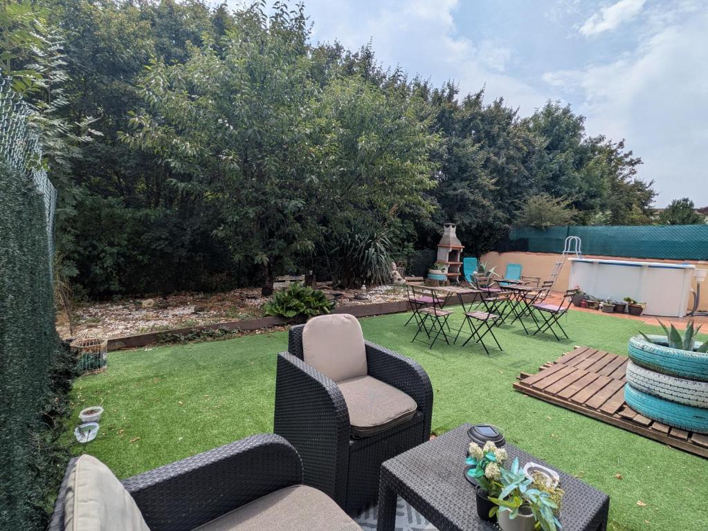 a garden with chairs and a table and a grill at Casa Tau in Larrasoaña