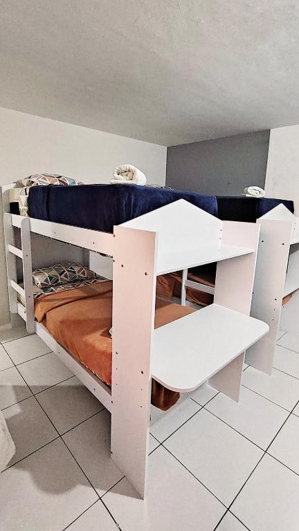 two white bunk beds in a room at Extração de Hotel com ótimo custo benefício in Curitiba