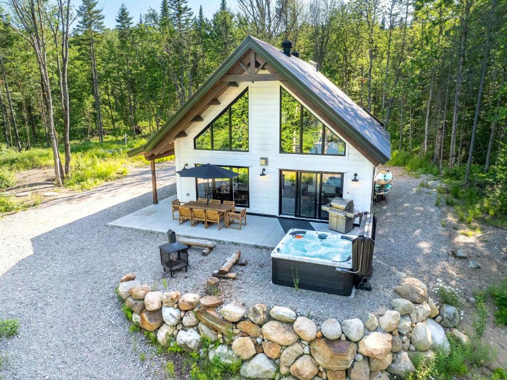 Κήπος έξω από το Le Stuga - Spa Steam room and Lake