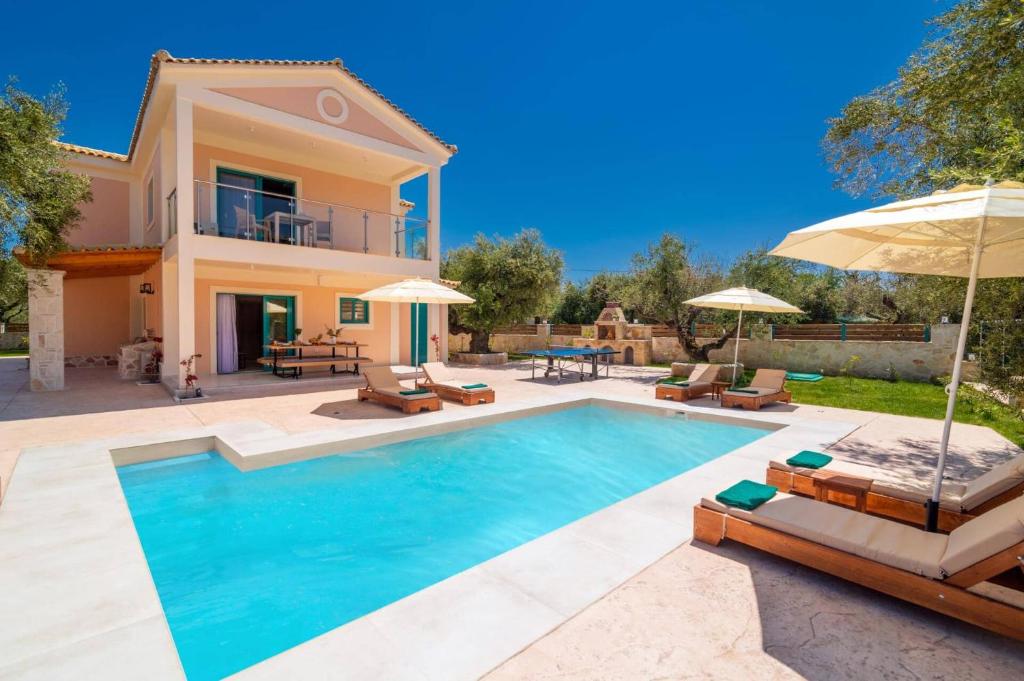 une villa avec piscine et une maison dans l'établissement Villa Adelasia by Villa Plus, à Lithakia