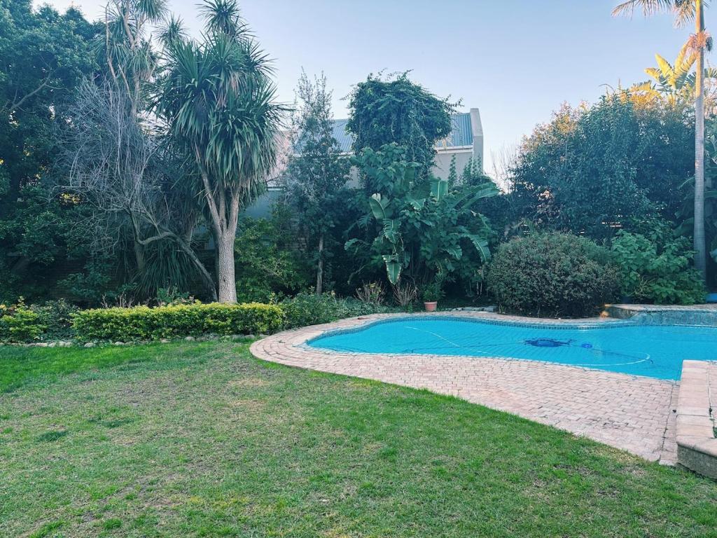 Bazén v ubytování Pool & Garden Winelands Retreat nebo v jeho okolí