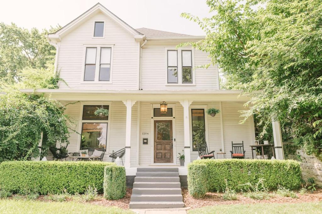 Ảnh trong thư viện ảnh của Historic Gem 4 BR with POOL walk to all hotspots ở Nashville