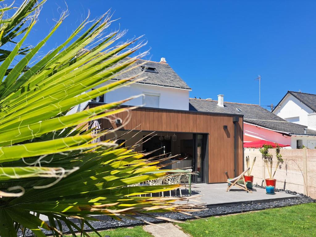 una palmera delante de una casa en Mazy, en Le Croisic