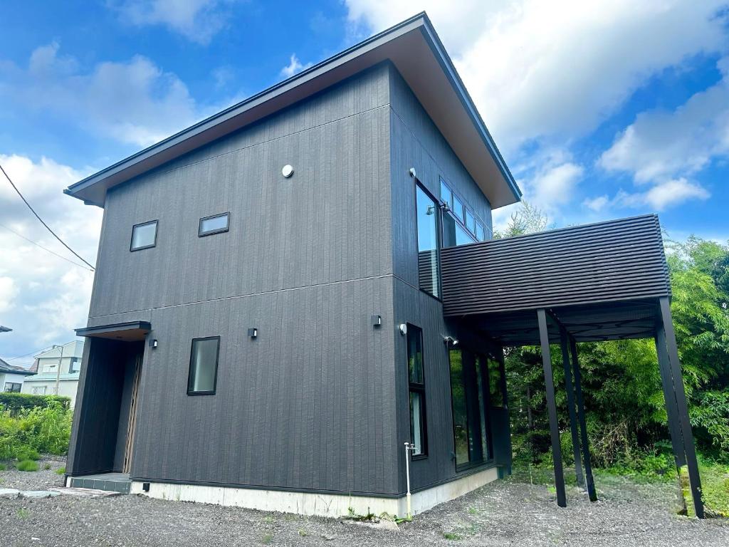 草津町にあるKaede 楓の黒屋根の灰色の家