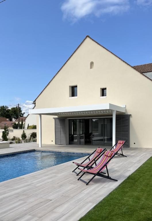 Piscina de la sau aproape de Les Hôtes des Maillets