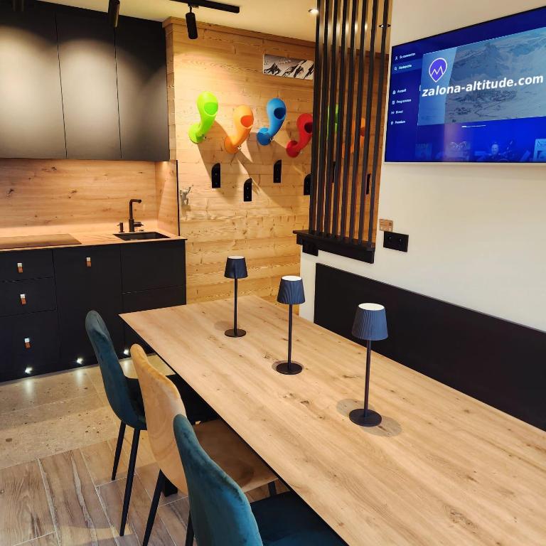 a conference room with a wooden table and chairs at Zalona Altitude Appartement T3 - Emplacement exceptionnel - entrée indépendante - entièrement rénové in Tignes