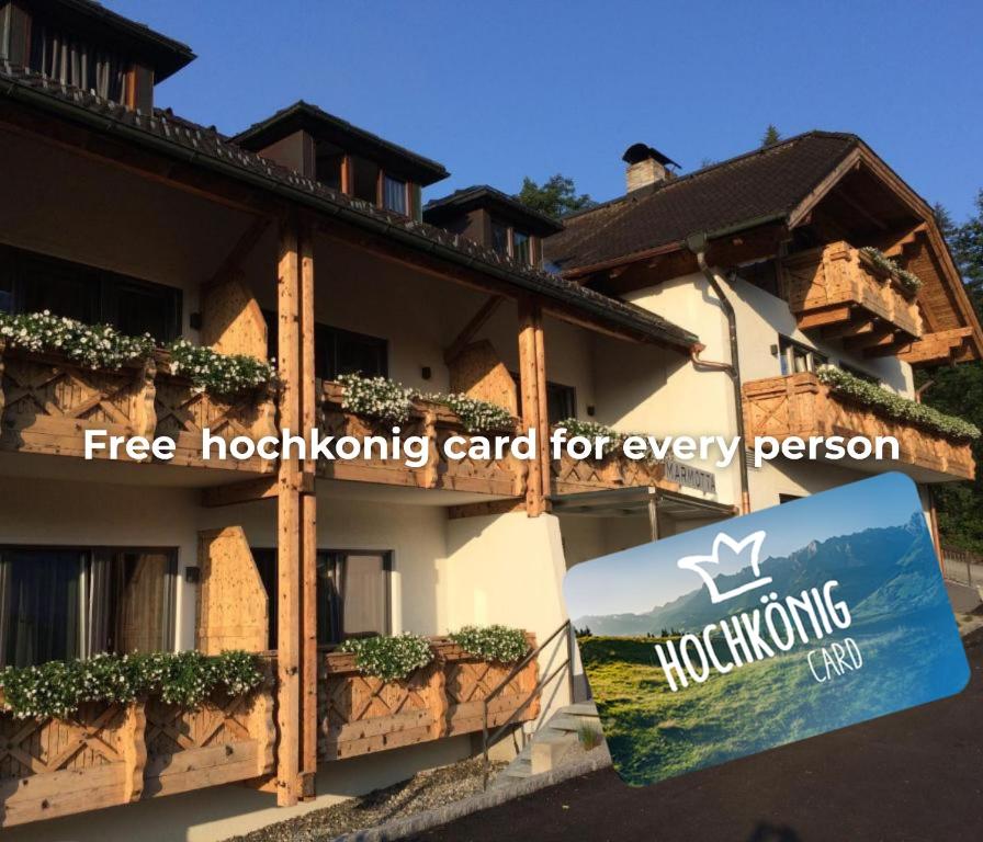 ミュールバッハ・アム・ホーホケーニッヒにあるMarmotta Alpin hotelの前に看板がある建物