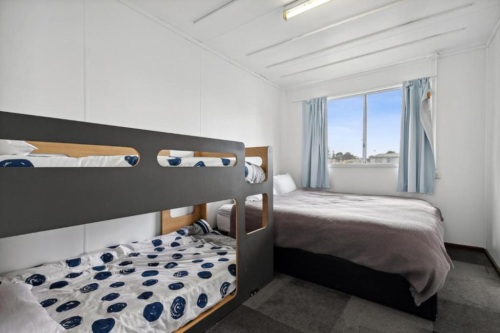 Ένα ή περισσότερα κρεβάτια σε δωμάτιο στο Vintage Ledge Point Beach Shack