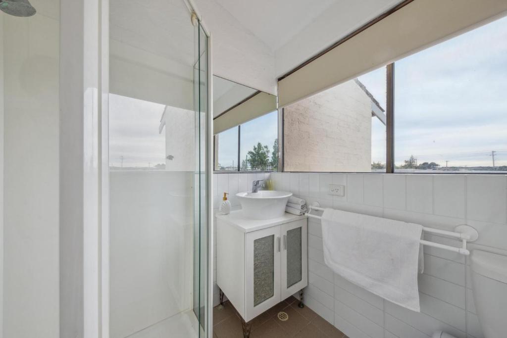 Ένα μπάνιο στο Absolute beachfront villa, Ledge Point