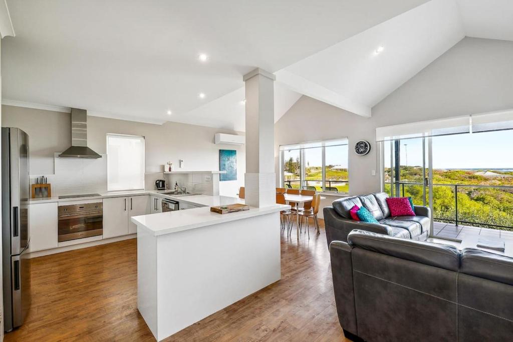 Η κουζίνα ή μικρή κουζίνα στο Reef View, Ledge Point beachfront