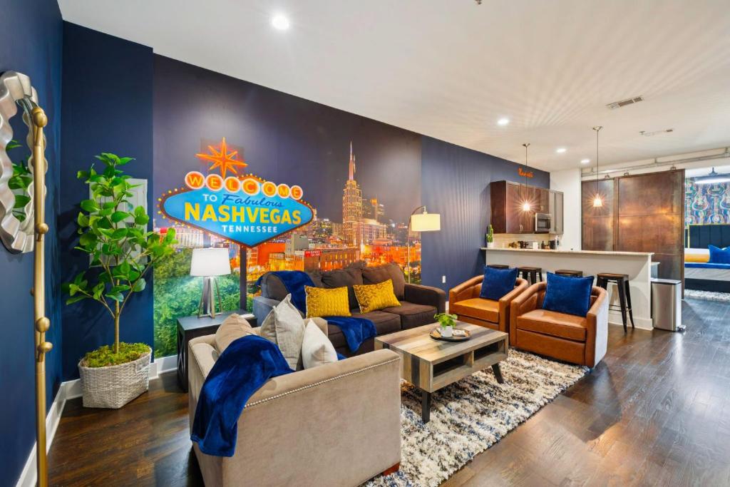 Posezení v ubytování Fabulous NashVegas Loft Retreat near Vandy off West End Mins to Broadway