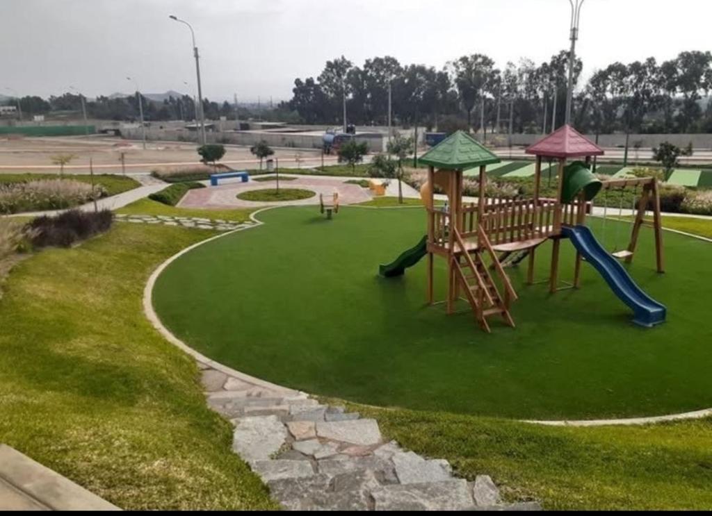 un parco giochi con uno scivolo in un parco di Alojate en Mala casa del valle a Mala