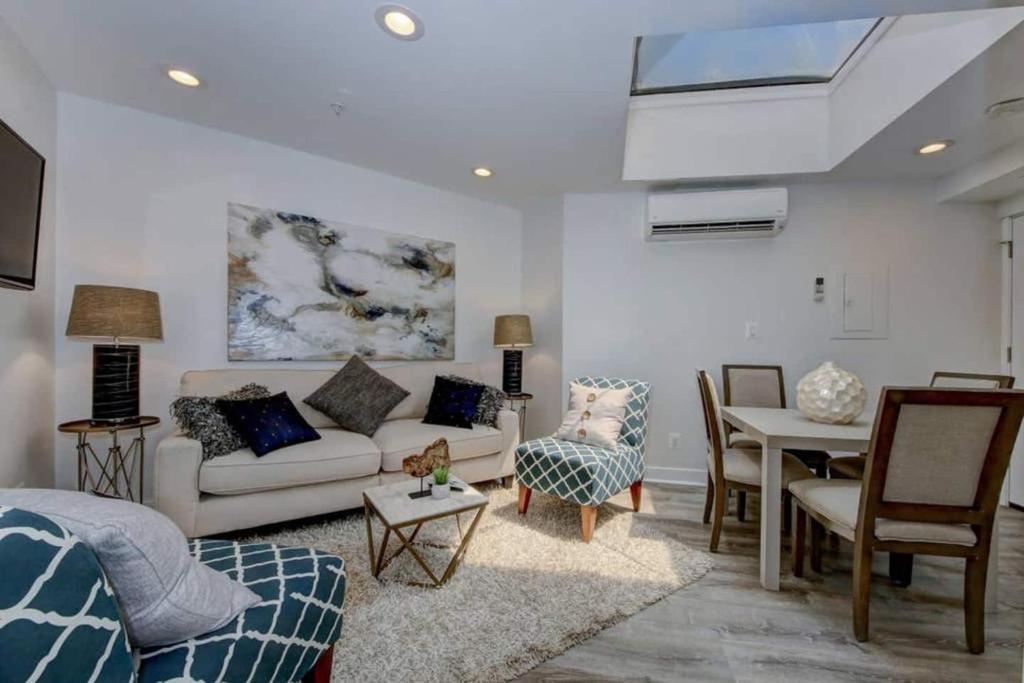 ワシントンにあるDupont Circle-suite 7kalorama Luxury Apartmentのソファとテーブルのあるリビングルーム