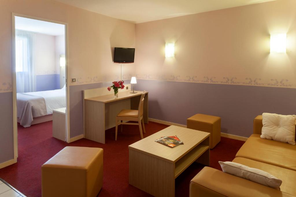 BRIT HOTEL Le Lion d'Or CHINON - Appartement