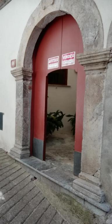 ein Torbogen in einem Gebäude mit zwei Schildern in der Unterkunft Za Rosa in Aieta