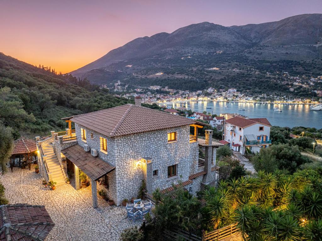 Casa con vistas al agua y a las montañas en Luxury Stone Apartments, en Agia Efimia