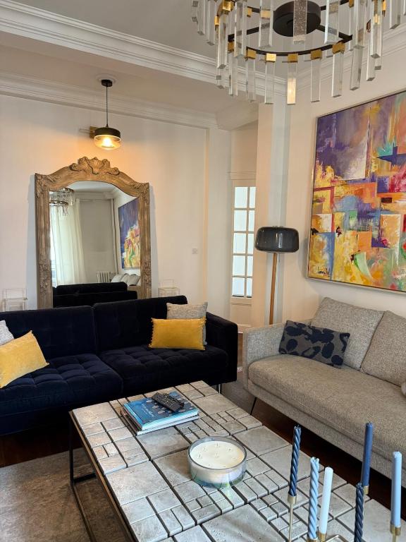 a living room with a couch and a table at Luxury et Comfort Apartment a Châtillon, Paris 5 min in Châtillon