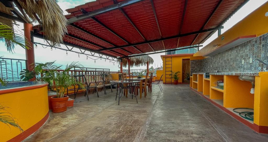 Un restaurante con un patio con mesas y sillas. en Bacanda Hotel, en Puerto Escondido