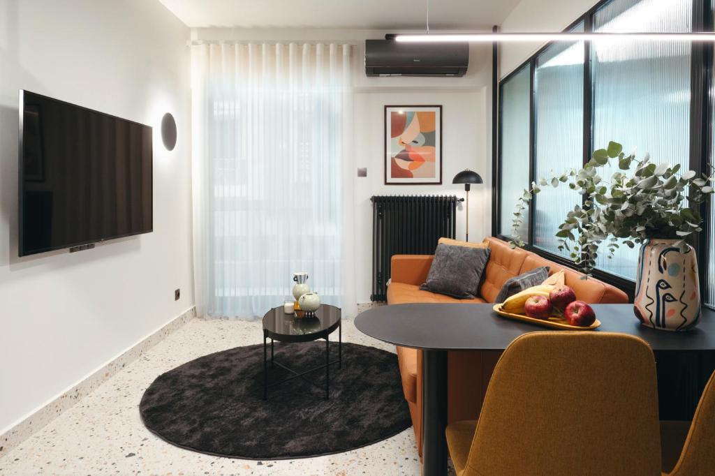 een woonkamer met een bank en een tafel bij RetroWaves in Thessaloniki