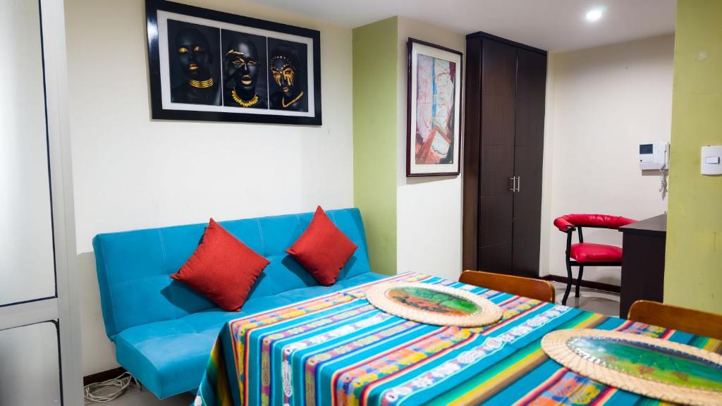 Habitación con sofá azul y mesa. en Comfort and privacy in an exclusive area of Pasto, en Pasto