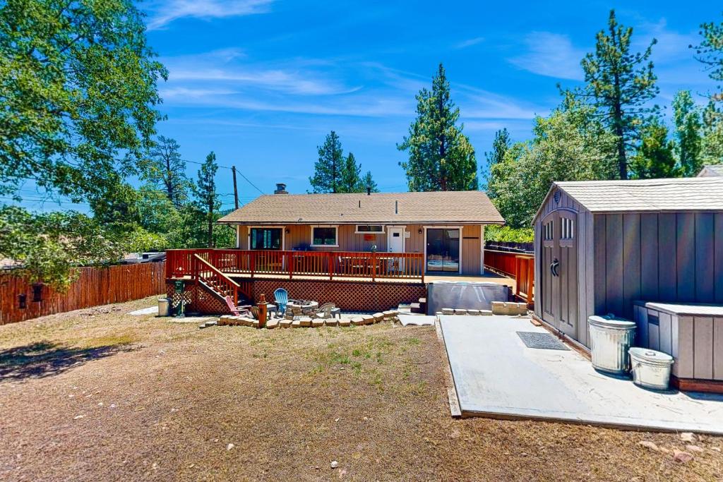 una casa con recinzione e capanno di Lazy Bear Cabin #554 a Big Bear Lake