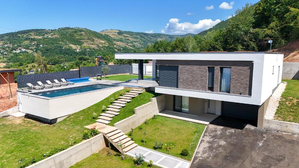サラエボにあるForest Nestのスイミングプール付きの家
