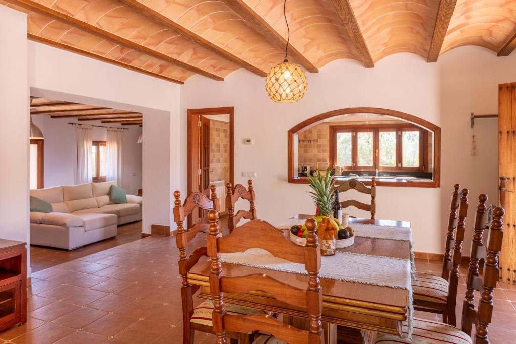 un soggiorno con un tavolo e un divano di Can Botoner - Es Trenc - Grupo Berna a Campos