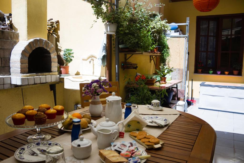 uma mesa com comida na cozinha em Pimpioxelli em Quartucciu