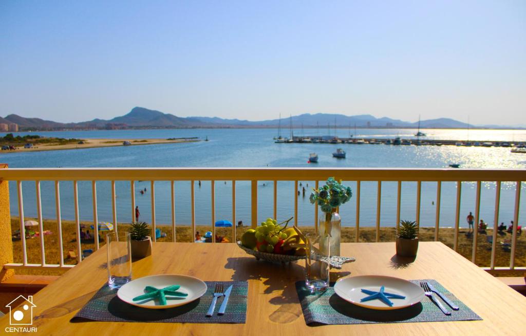 una mesa de madera con vistas al agua en Miramar Puerto Bello, en La Manga del Mar Menor