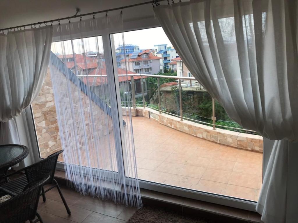 Terasa Ravda apart