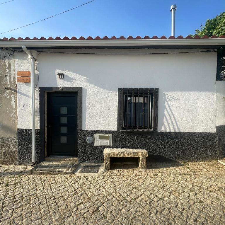 a building with a door and a bench in front of it at Casa ASCARIUS in Escarigo