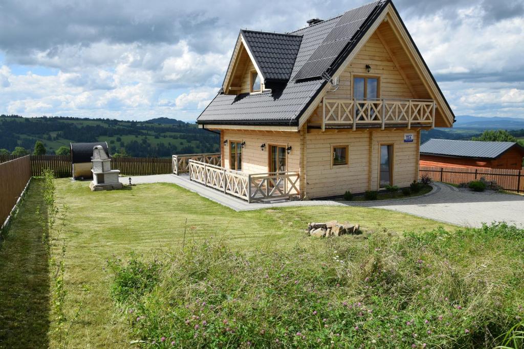 a house with a solar roof on top of a yard at Villa Piękosiówka Pod Tatrami in Ząb