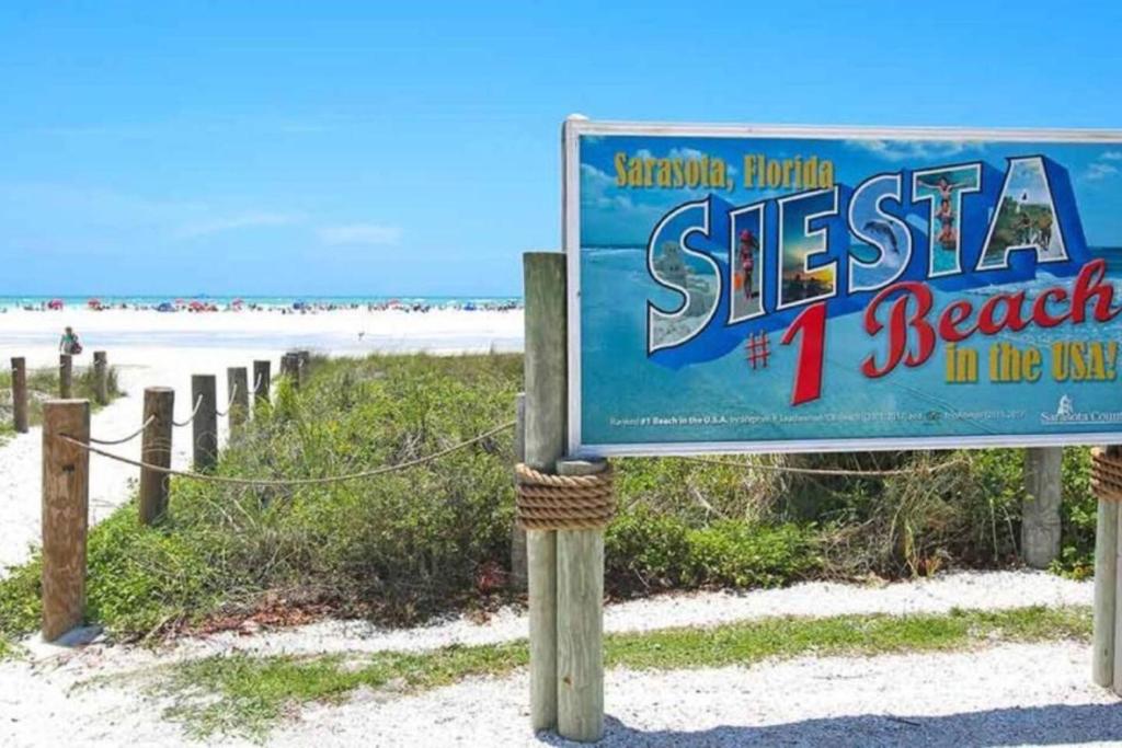 un cartello sulla spiaggia con un cartello per una spiaggia di Quiet Cozy Private Room Perfect for Work or Vacation RM2 shared home a Sarasota