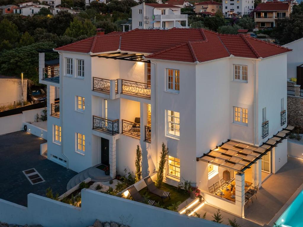 una vista aerea di una casa bianca con tetto rosso di Luxury 4BR Villa Heated Pool, Just 100m to Sea a Ražanj
